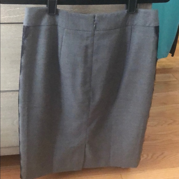 LOFT 0P Grey Skirt with black lace detail - Picture 2 of 2